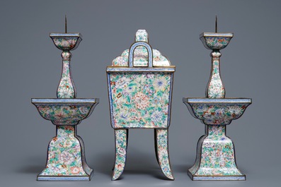 Une garniture d'autel en &eacute;maux de Canton &agrave; d&eacute;cor millefleurs, Chine, Qianlong