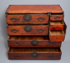 Un cabinet de type tansu en deux pi&egrave;ces, Japon, Meiji, 19&egrave;me