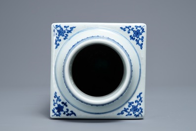 Un vase de forme cong en porcelaine de Chine bleu et blanc, marque de Qianlong, 19/20&egrave;me