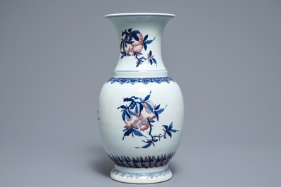 Un vase en porcelaine de Chine bleu, blanc et rouge &agrave; d&eacute;cor 'sanduo', 19/20&egrave;me