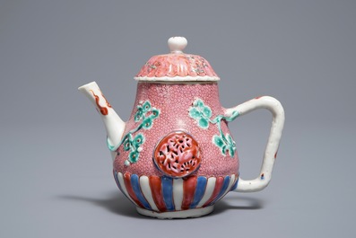 Une th&eacute;i&egrave;re couverte en porcelaine de Chine famille rose &agrave; d&eacute;cor en relief, Yongzheng