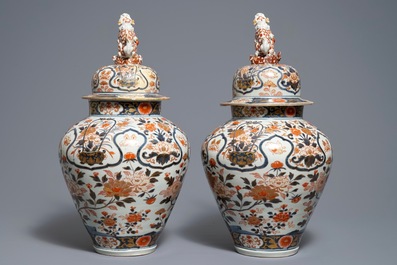 A pair of Japanese Imari vases and covers with floral design, Edo, 17th C.