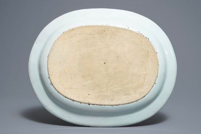 Une terrine couverte sur son support en porcelaine de Chine de style Imari, Qianlong