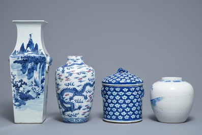 Trois vases et un pot couvert en porcelaine de Chine bleu et blanc, 19/20&egrave;me