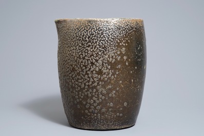 A large Japanese salt glaze stoneware pouring vessel, Meiji/Showa, 19/20th C.