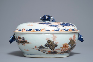 Une terrine couverte sur son support en porcelaine de Chine de style Imari, Qianlong