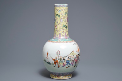 Un vase en porcelaine de Chine famille rose &agrave; d&eacute;cor de gar&ccedil;ons jouants, marque de Qianlong, 20&egrave;me