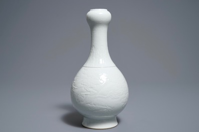 Een Chinese blanc de Chine vaas met onderglazuur drakendecor, Qianlong merk, 19/20e eeuw