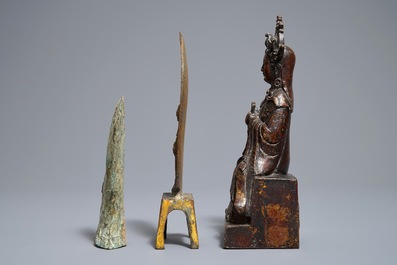 Deux figures en bronze et un fragment de hache, Han et Ming ou apr&egrave;s