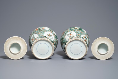 Une paire de vases couverts en porcelaine de Chine famille verte, 19/20&egrave;me