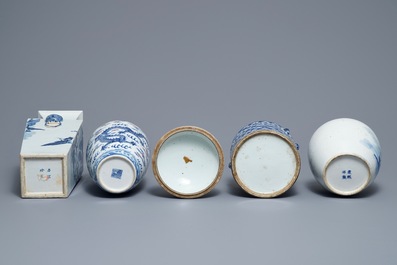 Trois vases et un pot couvert en porcelaine de Chine bleu et blanc, 19/20&egrave;me