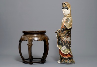 Une grande figure de Kannon en porcelaine Satsuma de Japon sur socle en bois laqu&eacute;, Meiji, 19/20&egrave;me