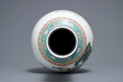 Un vase en porcelaine de Chine famille rose &agrave; d&eacute;cor de gar&ccedil;ons jouants, marque de Qianlong, 20&egrave;me