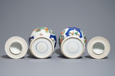 Une paire de vases couverts en porcelaine de Chine famille verte, 19&egrave;me