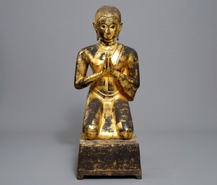 Een grote Tha&iuml;se verguld bronzen figuur van Moggallana, Ayutthaya periode, 17e eeuw