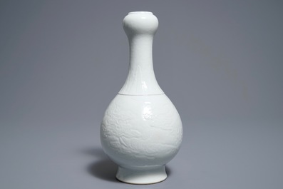 Un vase en porcelaine blanc de Chine &agrave; d&eacute;cor incis&eacute; de dragons, marque de Qianlong, 19/20&egrave;me