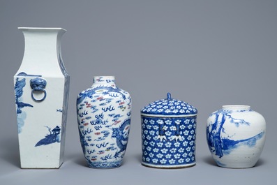 Trois vases et un pot couvert en porcelaine de Chine bleu et blanc, 19/20&egrave;me