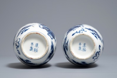 Een paar Chinese blauwwitte vazen met boeddhistische leeuwen, Kangxi merk, 19e eeuw