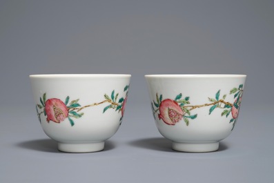 Une paire de bols en porcelaine de Chine famille rose &agrave; d&eacute;cor de grenades, marque de Daoguang, 19/20&egrave;me