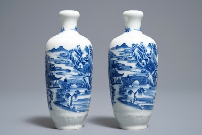 Une paire de vases en porcelaine de Chine bleu et blanc, marque de Qianlong, R&eacute;publique, 20&egrave;me