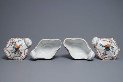 Une paire de terrines couvertes sur pr&eacute;sentoirs en porcelaine de Chine famille rose de style n&eacute;oclassique, Qianlong