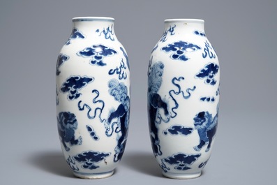 Een paar Chinese blauwwitte vazen met boeddhistische leeuwen, Kangxi merk, 19e eeuw