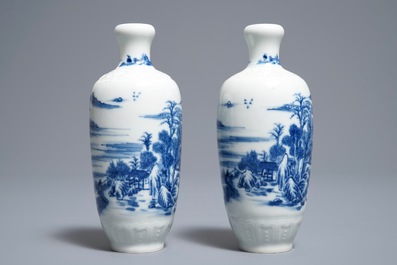 Une paire de vases en porcelaine de Chine bleu et blanc, marque de Qianlong, R&eacute;publique, 20&egrave;me