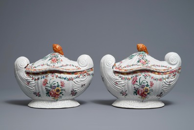 Une paire de terrines couvertes sur pr&eacute;sentoirs en porcelaine de Chine famille rose de style n&eacute;oclassique, Qianlong