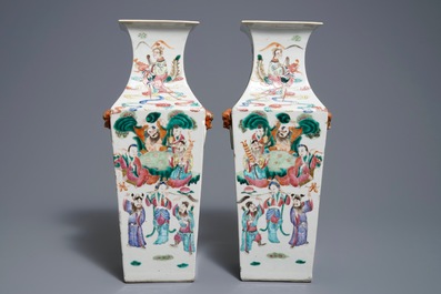 Une paire de vases de forme carr&eacute; en porcelaine de Chine famille rose, 19&egrave;me