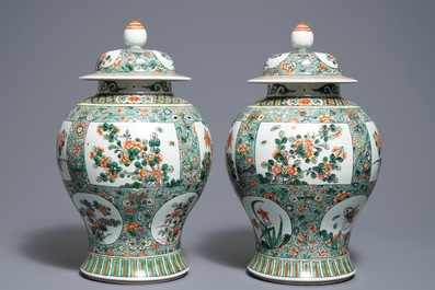 A pair of Chinese famille verte vases and covers with floral design, 19/20th C.