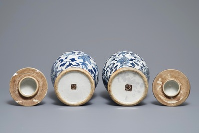 Deux paires de vases en porcelaine de Chine bleu et blanc dit &quot;de Nankin&quot;, 19/20&egrave;me