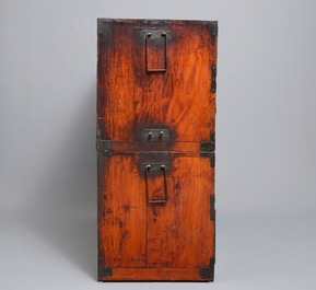 Un cabinet de type tansu en deux pi&egrave;ces, Japon, Meiji, 19&egrave;me