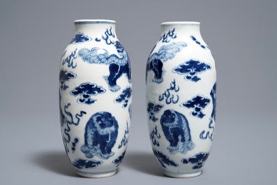 Een paar Chinese blauwwitte vazen met boeddhistische leeuwen, Kangxi merk, 19e eeuw