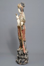 Een grote Chinese gepolychromeerd houten sculptuur van Guanyin, 18/19e eeuw