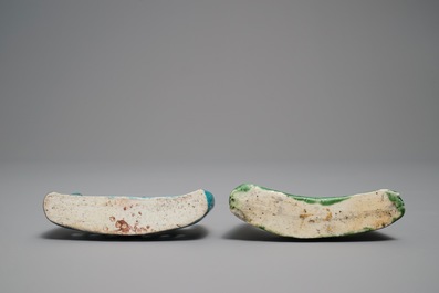 Deux reposes-pinceaux en porcelaine de Chine turquoise monochrome et biscuit &eacute;maill&eacute; vert, Kangxi