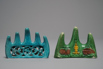 Twee Chinese turquoise geglazuurde en verte biscuit penselenrusten, Kangxi