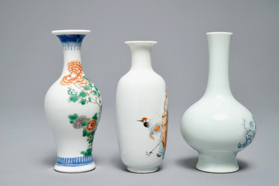 Trois vases en porcelaine de Chine, marques divers, 19/20&egrave;me