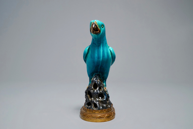 Un perroquet en porcelaine de Chine &eacute;maill&eacute; turquoise mont&eacute; sur socle en bronze dor&eacute;, Kangxi