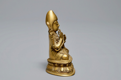 A Sino-Tibetan gilt bronze figure of Tsongkhapa, 18/19th C.