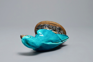 Un perroquet en porcelaine de Chine &eacute;maill&eacute; turquoise mont&eacute; sur socle en bronze dor&eacute;, Kangxi