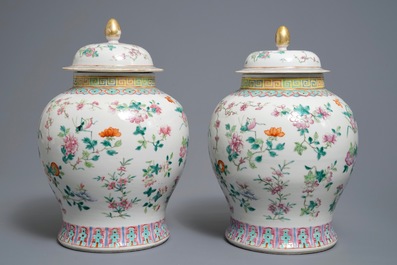 Une paire de vases couverts en porcelaine de Chine famille rose, 19&egrave;me