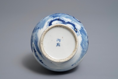 Un vase de forme bouteille en porcelaine de Chine bleu et blanc, 19&egrave;me