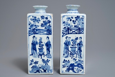 Een paar vierkante Chinese blauwwitte theebussen met Lange Lijzen, Yu merk, Kangxi