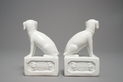 Une paire de mod&egrave;les de chiens en porcelaine blanc de Chine, marque en creux, 18/19&egrave;me