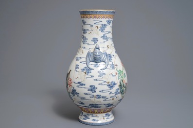 Un vase de forme hu en porcelaine de Chine famille rose, marque Qianlong, 20&egrave;me