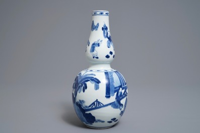 Een Chinese blauwwitte kalebasvaas met figuratief decor, Kangxi