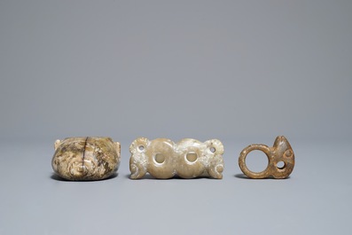 Drie Chinese archa&iuml;sche jade snijstukken, Neolithische periode of later