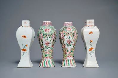 Deux paires de vases en porcelaine de Chine famille rose, Qianlong