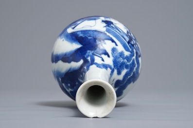 Een Chinese blauwwitte flesvormige vaas met figuren in een landschap, Kangxi