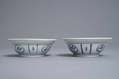 A pair of Japanese Arita blue and white Kraak-style bowls with deer, Edo, 17/18th C.